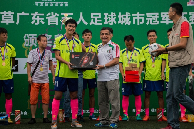 谁最像年轻时的你？ 梅西：只选一人肯定是亚马尔